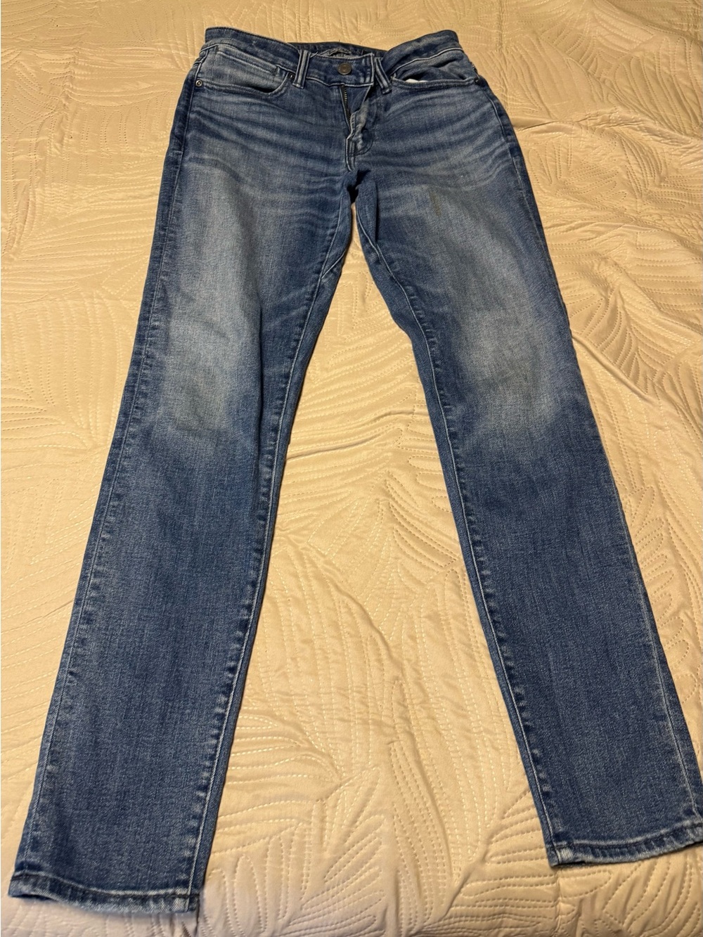 American Eagle Outfitters Men's Straight-Leg Jeans in Medium Blue Wash